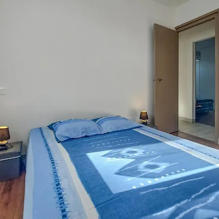 Holiday home 4 Bedroom Awesome In Royan