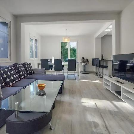 4 Bedroom Awesome In Holiday home *