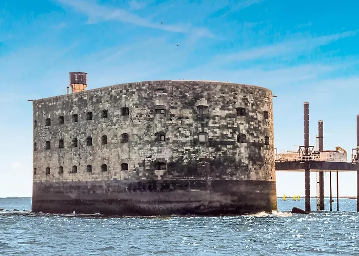 4 Bedroom Awesome In Holiday home *