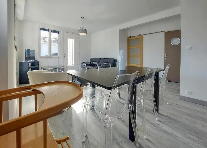 Holiday home 4 Bedroom Awesome In Royan