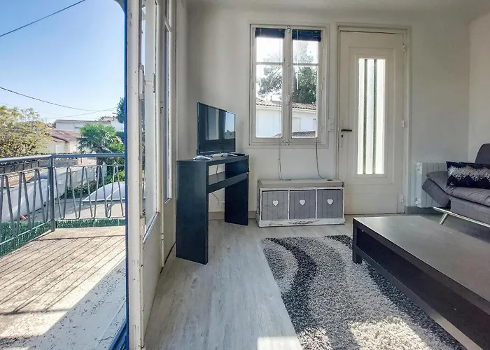 4 Bedroom Awesome In Holiday home *