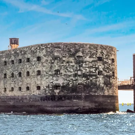 4 Bedroom Awesome In Holiday home *