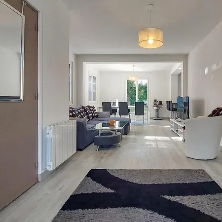 4 Bedroom Awesome In *