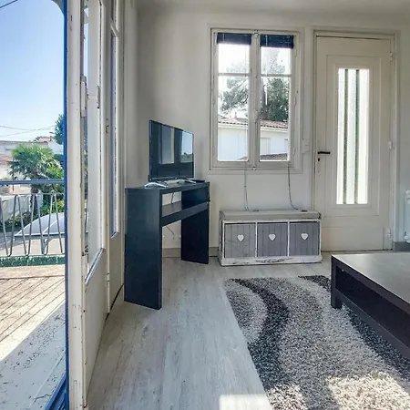 4 Bedroom Amazing Home In Royan Будинок відпочинку *