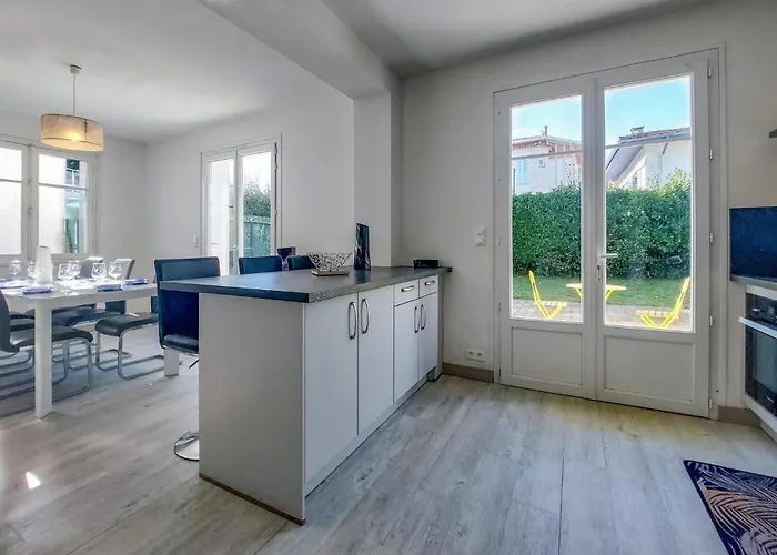 Vakantiehuis 4 Bedroom Awesome In